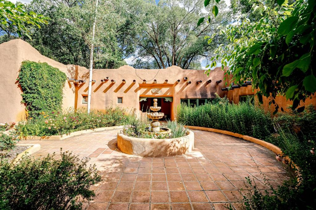Earthbuilders' Guild Tour: Art & Adobe in Taos